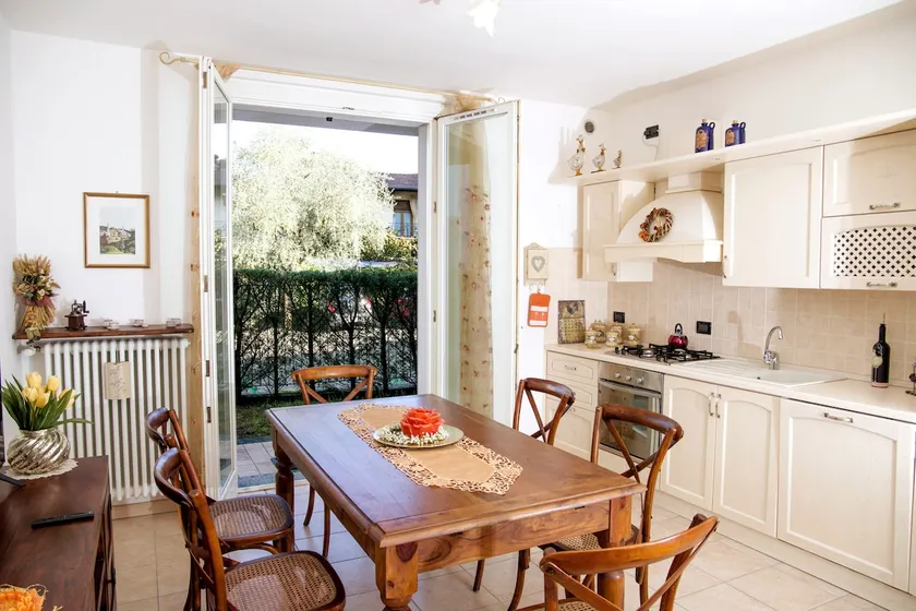 Apartment with garden and private parking - Image 1