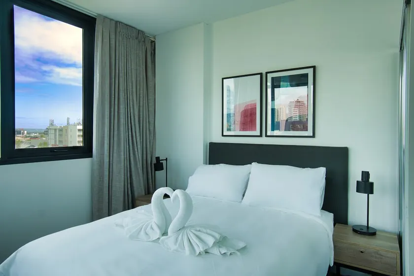 Stylish 1 BR CBD Apt-Pool-Gym-Sauna-Steam Room - Image 1