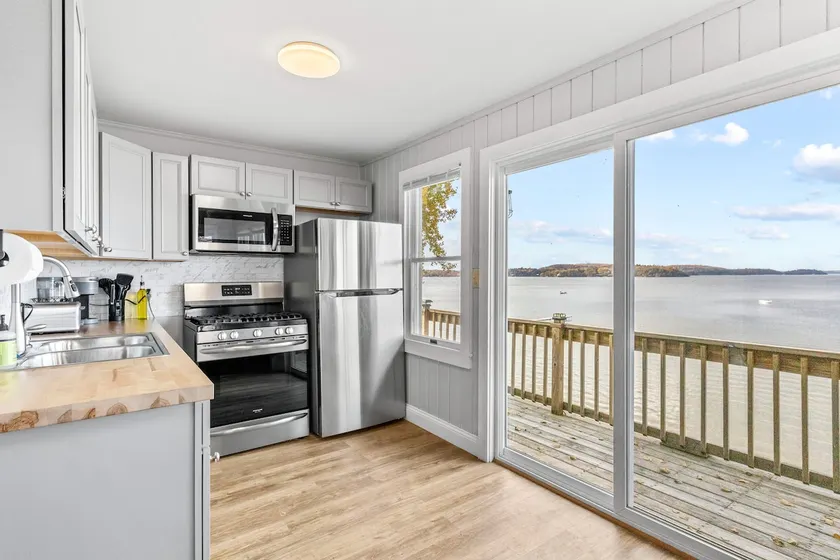 Beach House · Beautiful Beachfront House, Close to Burlington! - Image 1