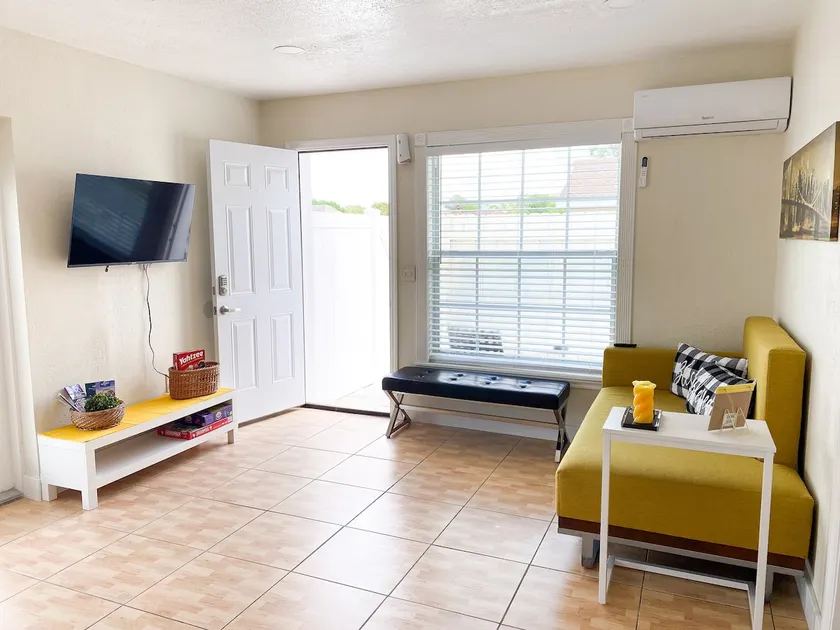 Modern APT W/ Patio 15 mins from Theme Parks & MCO - Image 1