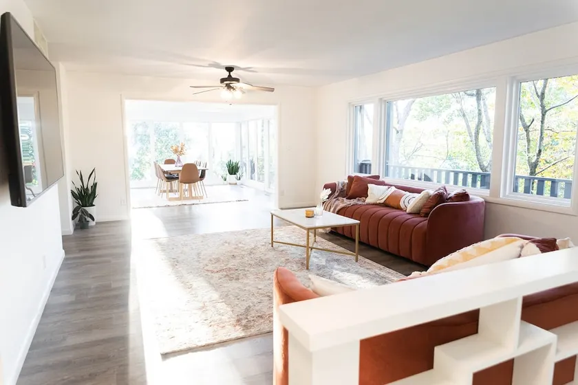 Spacious Mid-Century Cozy Home with Lake View - Image 1