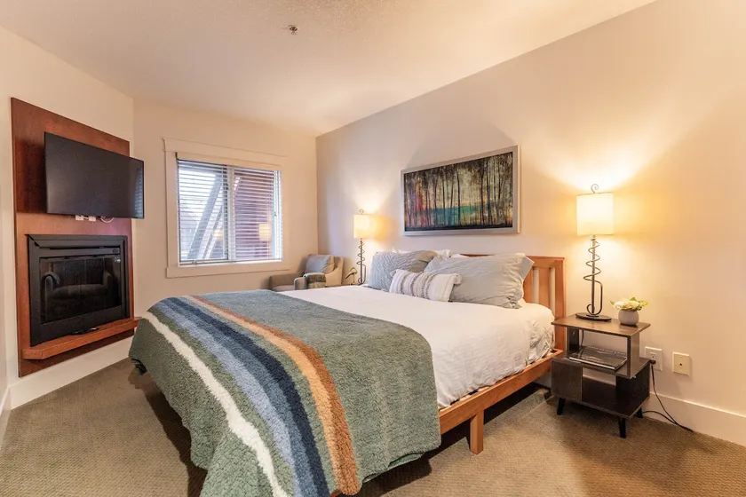 Luxury Hotel Room Free Parking, Pool &Hot Tub - Image 1