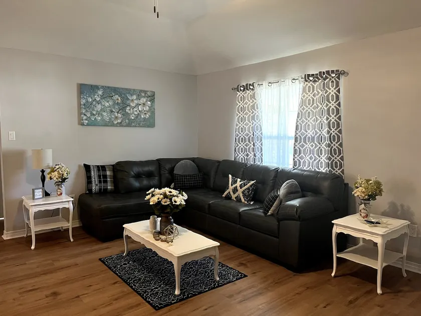 Cozy 2-bedroom home with indoor fireplace - Image 1