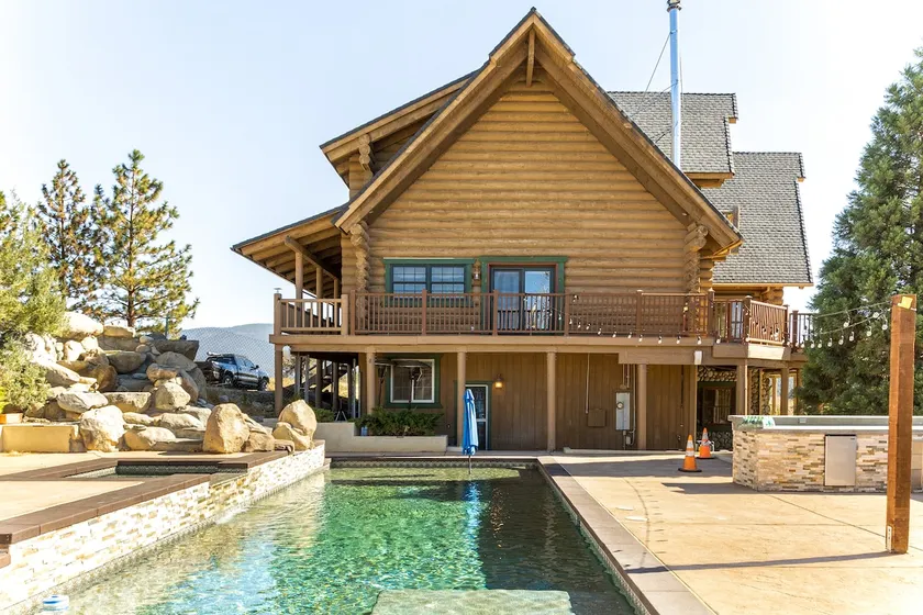Steinhoff Estate: Luxury Cabin Getaway on 5-acres - Image 1