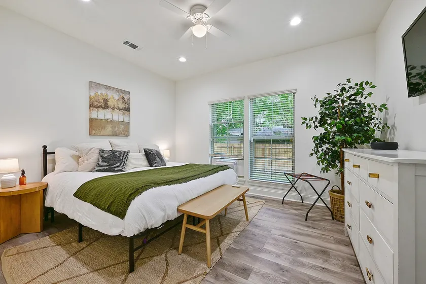 Walk to LSU | Pet-Friendly Stay Near Tiger Stadium - Image 1