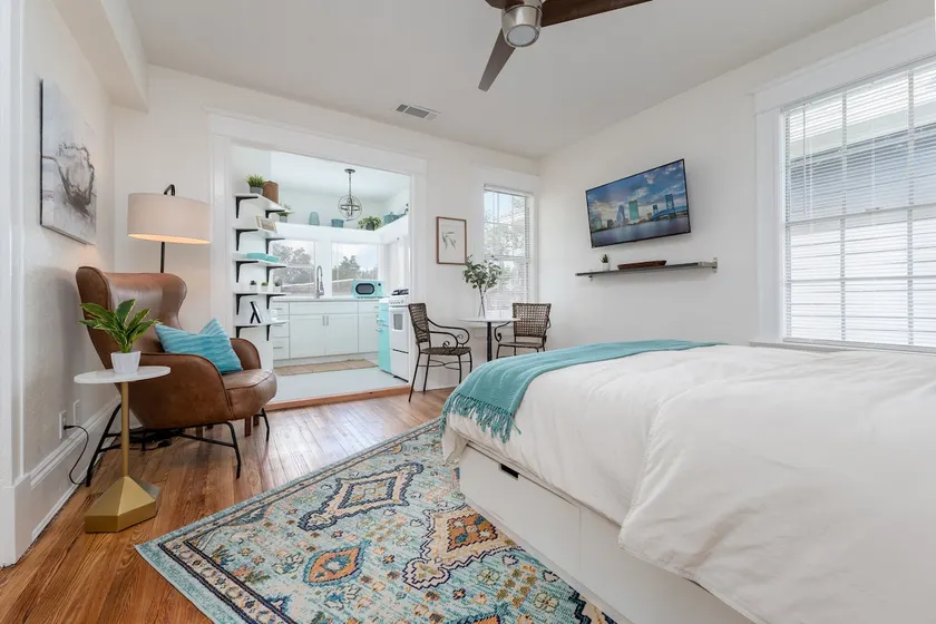 Bright Airy Luxurious Abode in Walkable Riverside - Image 1