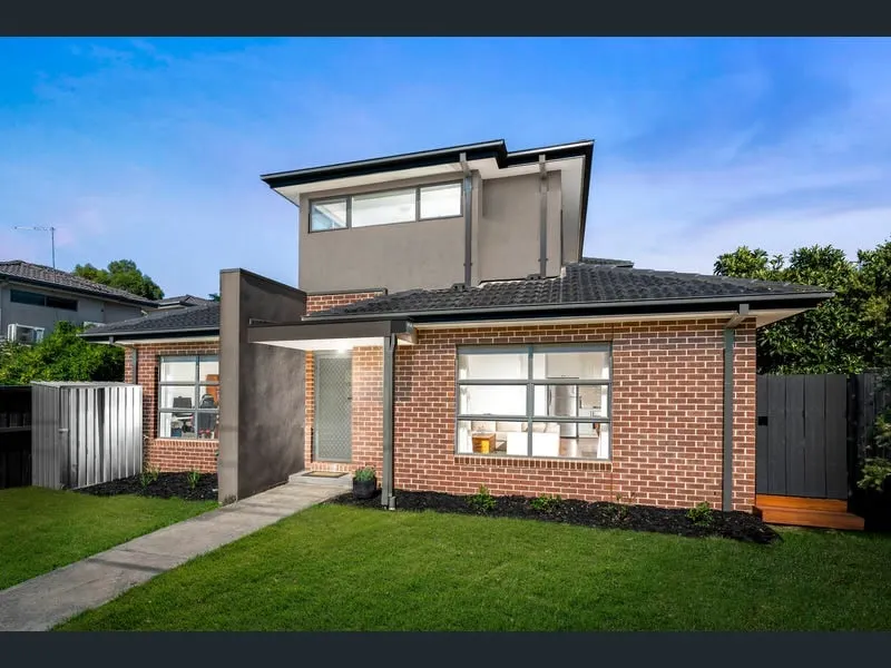 Melbourne home close to Airport & Train Station - Image 1