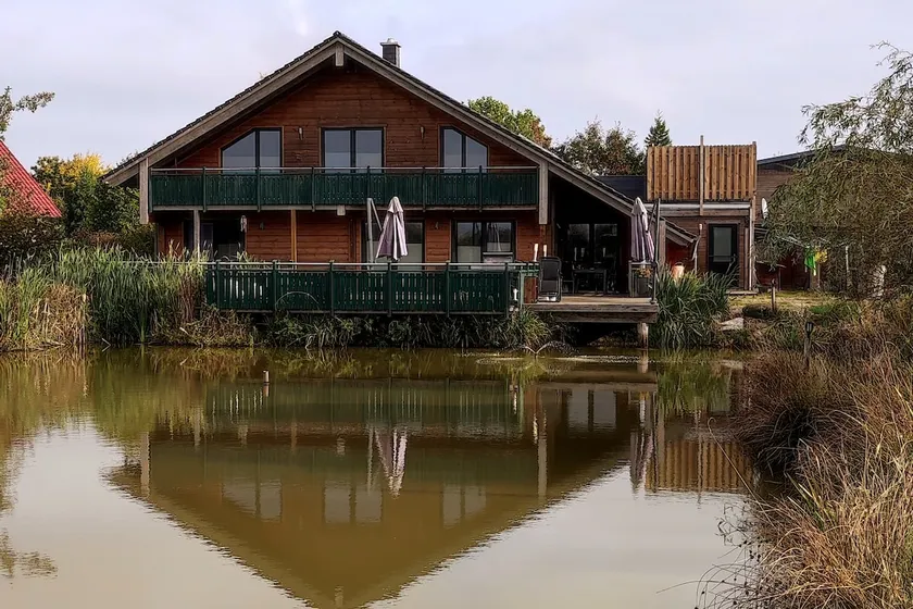Wooden house in the countryside - Image 1
