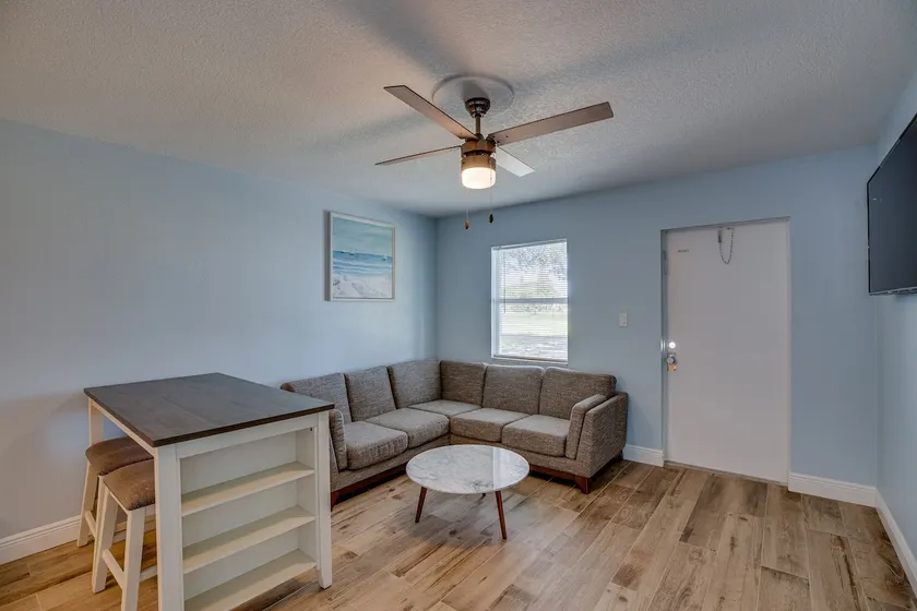 Charming 2BR Country Retreat on 4 Acres - Image 1