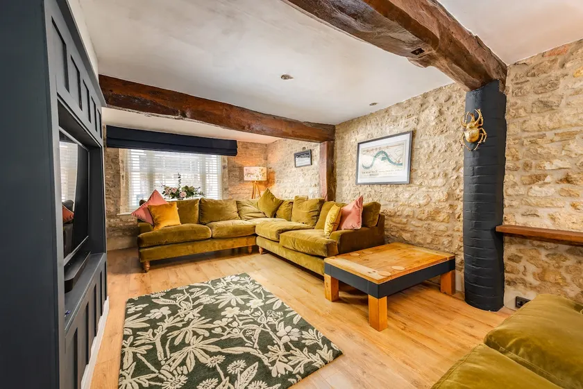 Spacious, luxury town centre Granary conversion - Image 1