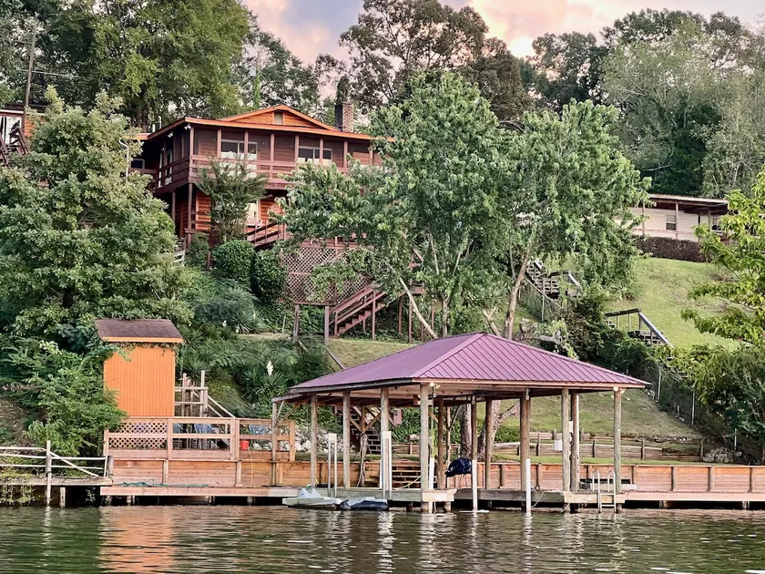 Stunning Lakefront 3 Bedroom with Dock and Deep Water! - Image 1