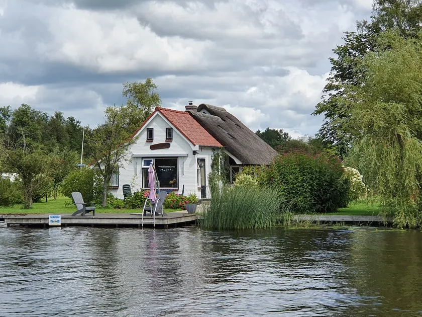 holiday cottage on the water in nature reserve - Image 1