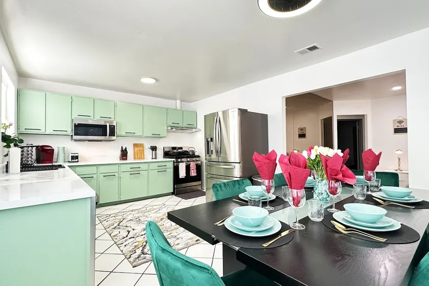 Spacious, Private, Modern 4 BR House + Game Room - Image 1