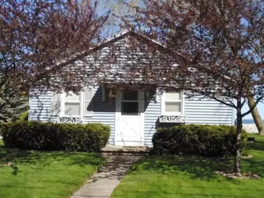Cozy Cottage on Green Bay - Image 1