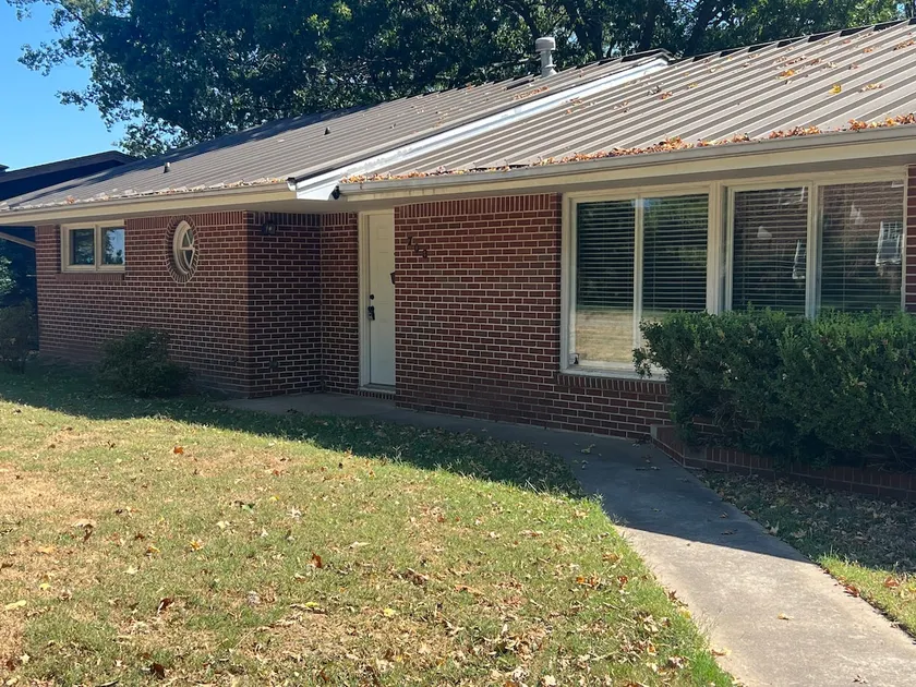 Spacious ranch home in quiet neighborhood. - Image 1