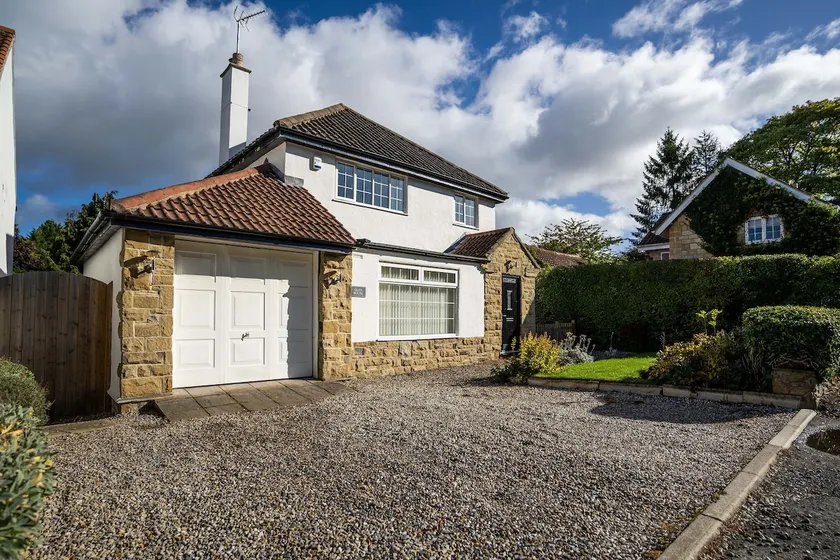 Beautiful detached home in quaint village setting - Image 1