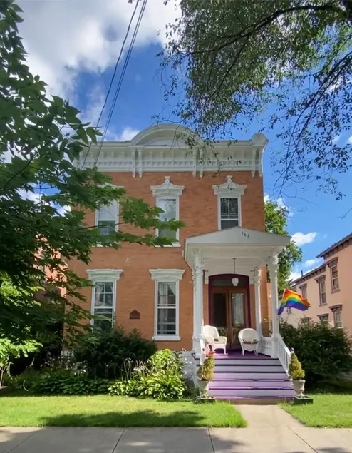 Cozy Victorian Studio Apartment - Image 1
