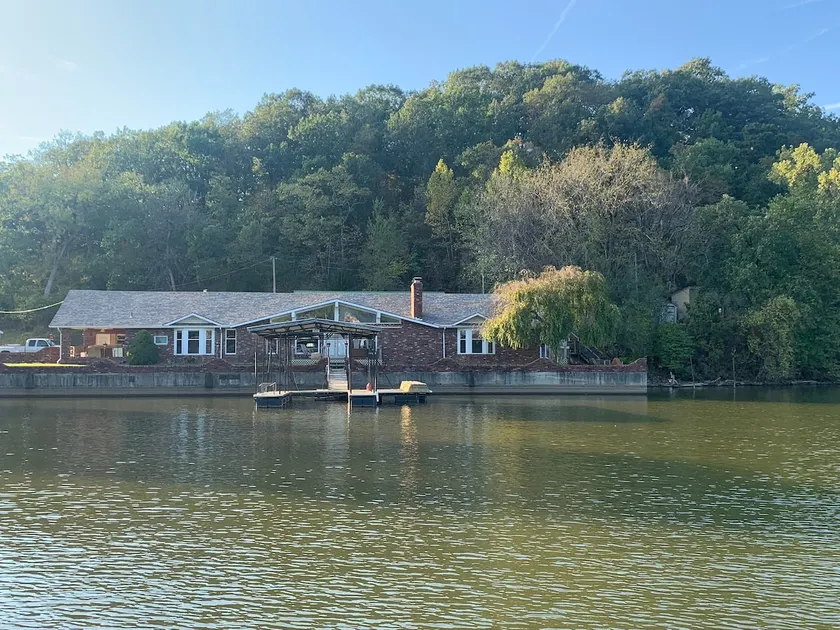 Lake Front Home with 3 steps to water, private dock, quiet cove & flat yard - Image 1