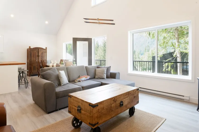 Stunning 5-Bed Retreat In Sunshine Valley - Image 1