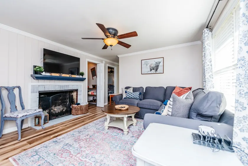 3 Queen Beds, 2 min to Fairgrounds, Fenced Yard - Image 1