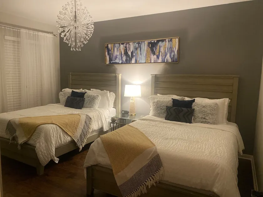 Spacious 5BR • 7 Queen Beds • 2 Living Areas - Image 1