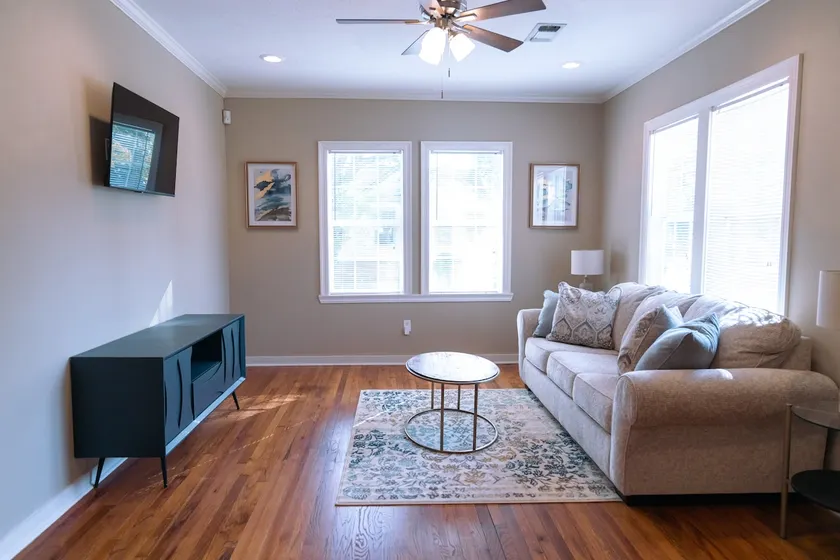 Bright 2 Bedroom Bungalow in the Heart of Fondren - Image 1