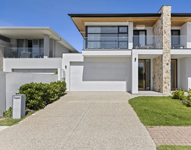 Swainson on 1 Lexington - 200m to Beach! - Image 1