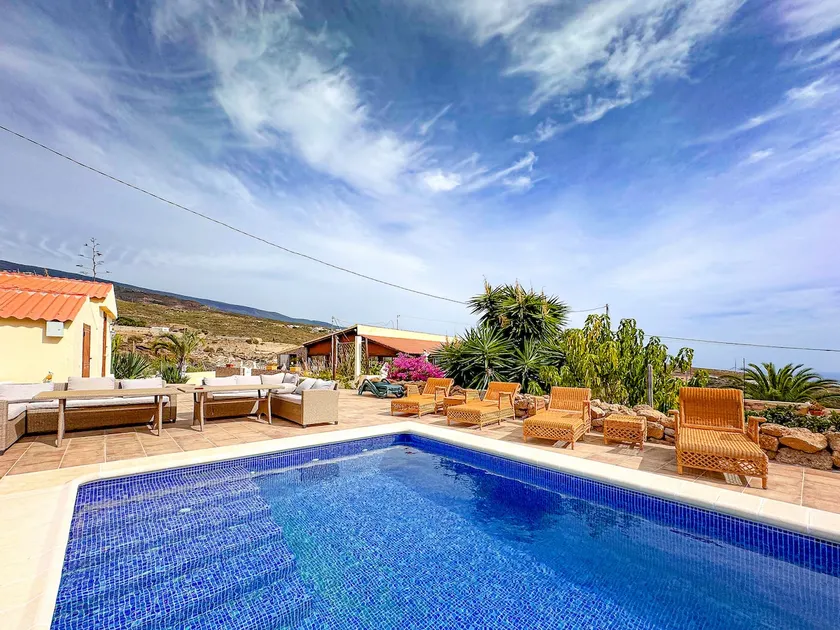 Exquisite rural house with garden, pool and sea views - Image 1