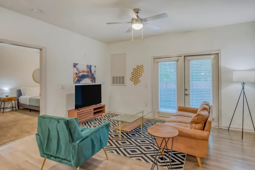 King Bed, Fast Wifi, Comfort and Central Location, - Image 1
