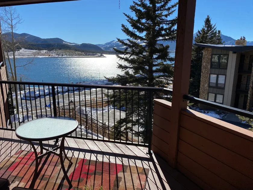 Upscale 2 Bedroom, Beautiful Lake & Mountain Views - Image 1