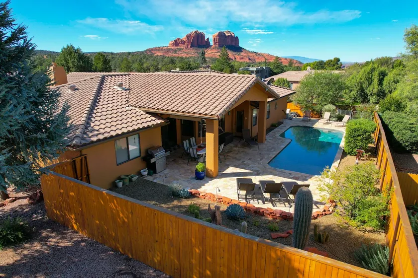 Indian Cliffs Getaway 3 bedroom with pool - Image 1