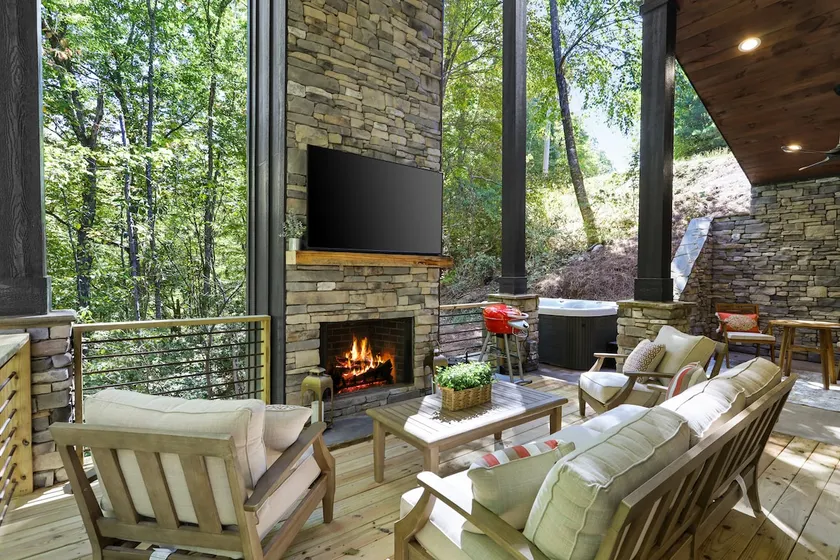 Relaxing & Peaceful Modern Farmhouse, Hot Tub, Outdoor Covered Fireplace, Creek - Image 1