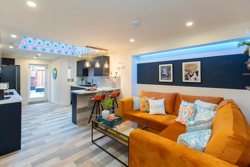 5 bed 5 bath house, free parking, patio garden - Esho Stays - Image 1