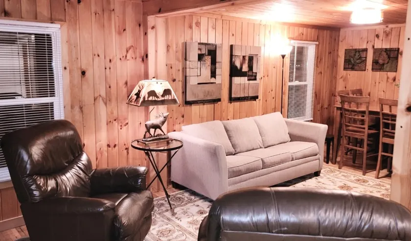 Cozy 2 BR Cabin: Hockey Arena/Lakes/Shops/Coffee - Image 1
