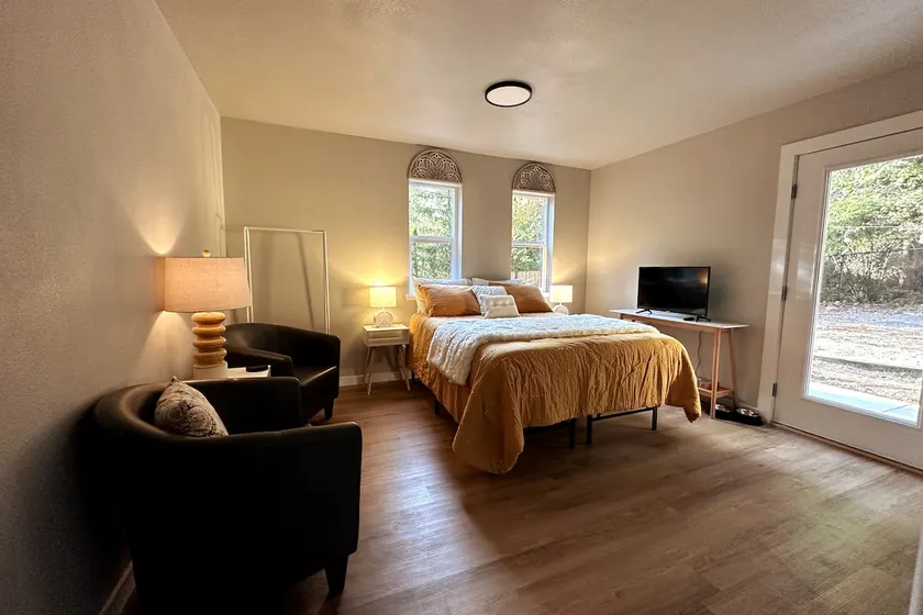 Bright & Private Studio + W/D, Pet Friendly w/yard - Image 1