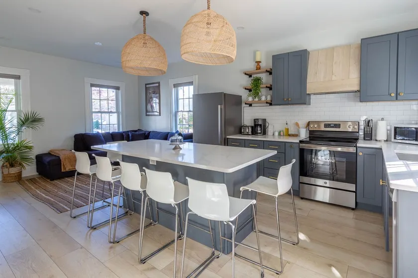 Sunny Coastal 3BR Home - walk to shops & sea - Image 1