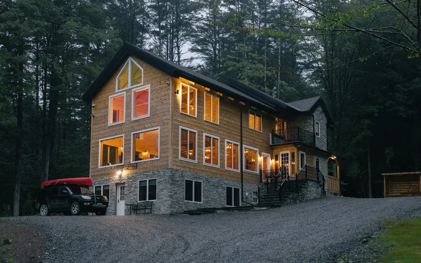 Private Lodge, Hot Tub, Sauna, Swim Pond in Town - Image 1