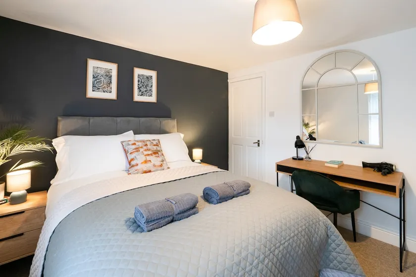 Gorgeous 2BR house walking distance to town centre - Image 1