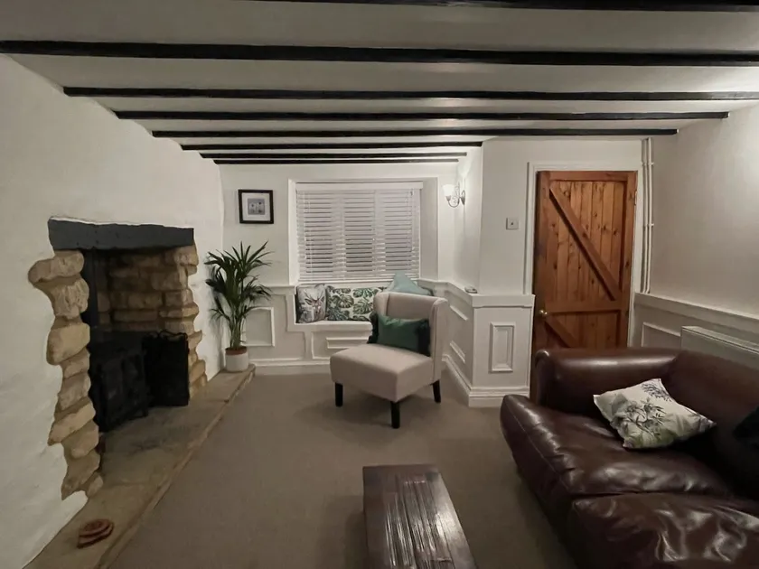 Chocolate box stone built thatched cottage - Image 1