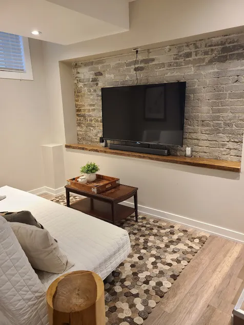 Cozy modern 1-bedroom suite - Image 1