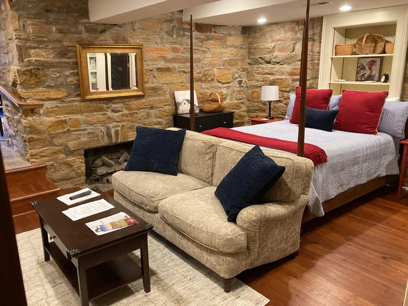 Historic 2-Bedroom in Old Town Warrenton, Virginia - Image 1