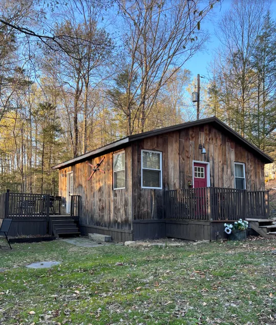 Cozy 2-bedroom cabin with free parking. - Image 1