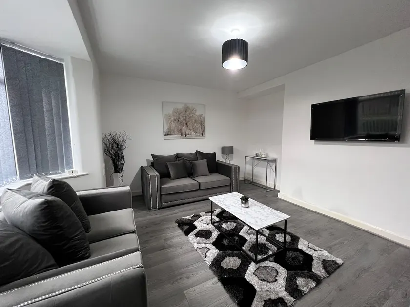 Stylish 3-Bed - Free Parking • Near City Centre - Image 1
