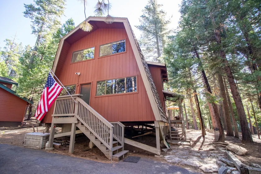 3-bed Cabin in Big Trees Village / Seasonal Pool - Image 1