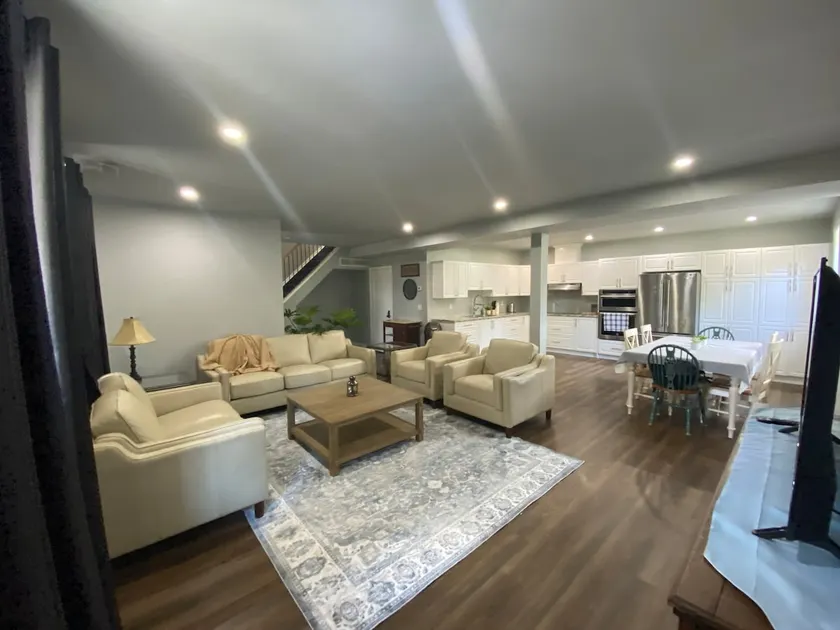 Peaceful Three Bedroom Apartment on the Water - Image 1