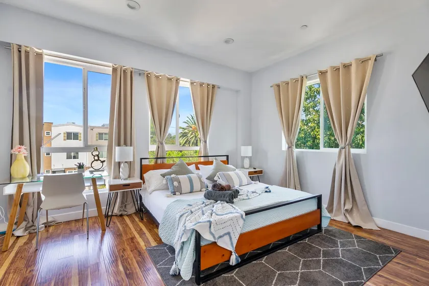 Sunny LA Family Getaway | 4BR | Balcony | Parking - Image 1