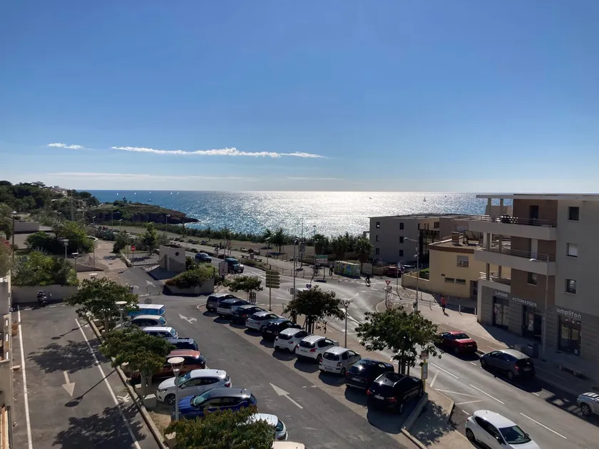 2-room apartment with air conditioning, terrace and parking in Sète - Image 1