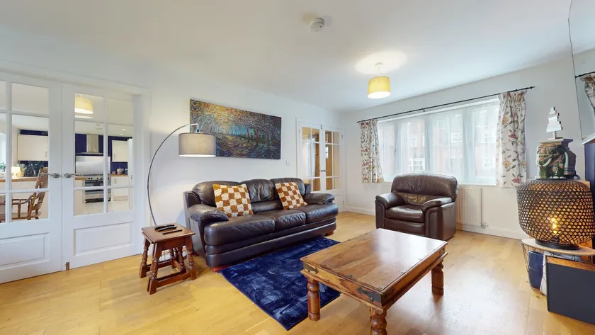 5bed House, 8 Double beds Perfect for large groups - Image 1