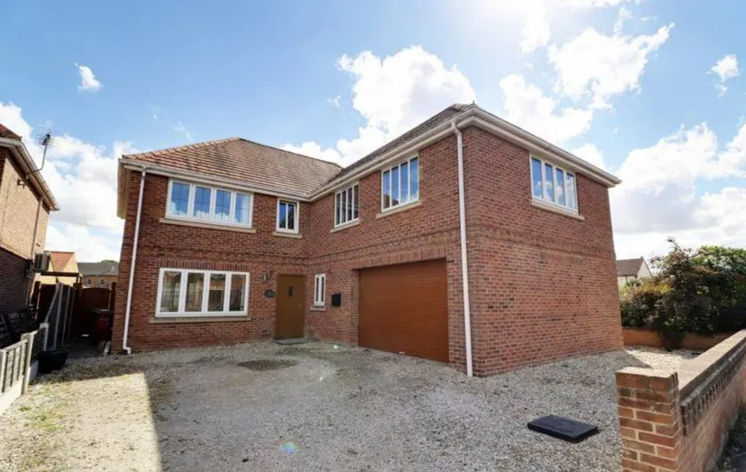 5bed House, 8 Double beds Perfect for large groups - Image 1