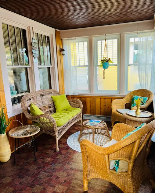 Cheerful 2 bedroom cottage with vintage vibes! - Image 1